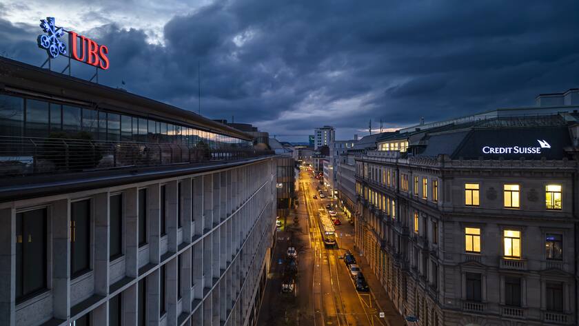 Eine Luftaufnahme zeigt die Hauptsitze der Schweizer Banken Credit Suisse, rechts, und UBS, links, am Paradeplatz in Zürich, Schweiz, am Sonntag, 19. März 2023.