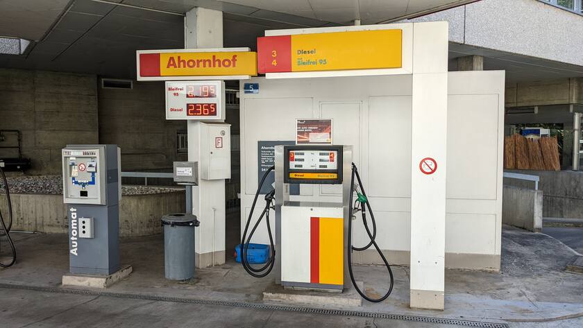 Tankstelle Ahornhof von Shell in Basel: Nur weniger Kilometer nördlich in Frankreich kostet das Benzin massiv weniger