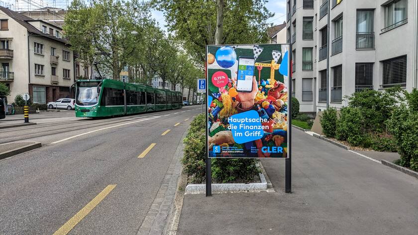Alles im Griff? Plakatwerbung der Bank Cler in Basel