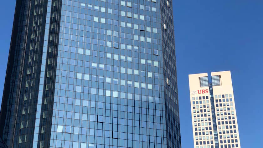Der Hauptsitz der Deutschen Bank in Frankfurt am Main neben der UBS.
