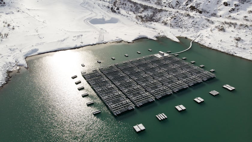 Floating barges with solar panels are pictured on the "Lac des Toules", an alpine reservoir lake, next to snow covered mountains, in Bourg-Saint-Pierre, Switzerland, Monday, November 18, 2019. The floating solar panel station consist of 36 floating barges featuring 2'240 square meters of solar cells targeting to deliver 800'000 kilowatt-hour per year, the annual power consumption of approximately 220 homes. (KEYSTONE/Laurent Darbellay)