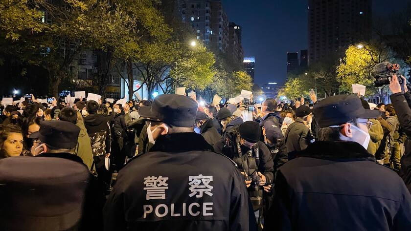 Polizisten während des Anti-Lockdown-Protests in Peking Ende November 2022.