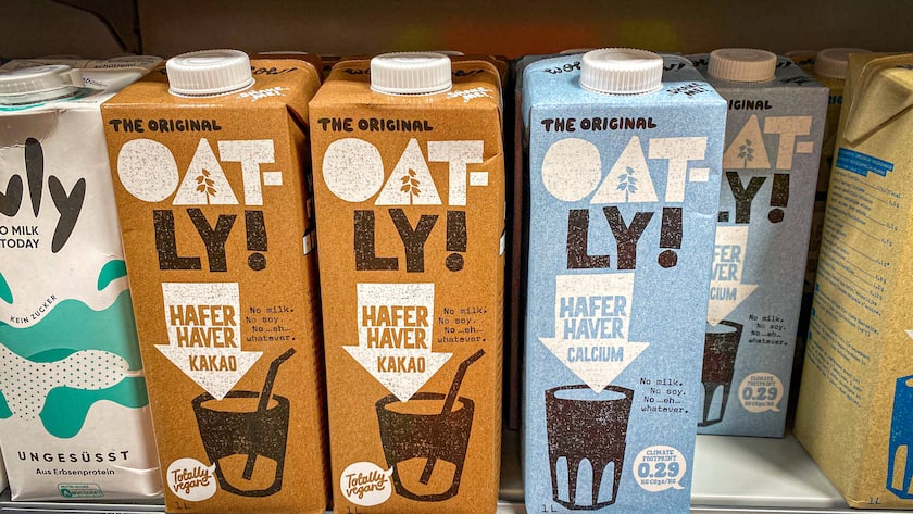 Einkaufen im Supermarkt 06.11.2021: Oatly Hafermilch, Haferdrink Hafermilch - Getreidemilch aus Saat-Hafer. *** Shopping in the supermarket 06 11 2021 Oatly oat milk, oat drink oat milk cereal milk from seed oats