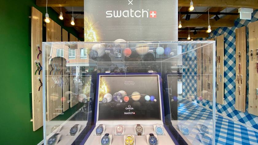 Moonswatches in einem Swatch-Store.