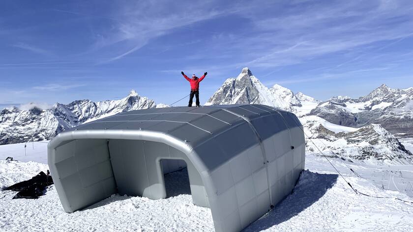 Das erwartet die Speed-Stars in Zermatt Das Starthaus letztes Jahr während des Aufbaus, allerdings noch ohne Werbewand. Weil die Zermatt-Rennen wegen Schneemangels ausfielen, kam es nicht zum Einsatz.