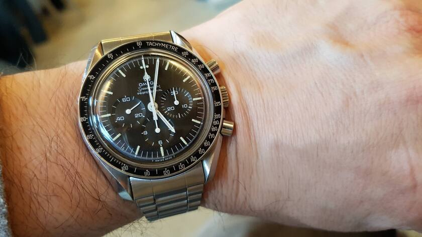 Feature / Symbol: Armbanduhr 02/19 pp Uhr Omega Chronograph Metallband Metallarmband Hand Arm Unterarm quer *** Feature Symbol Wrist Watch 02 19 pp Omega Chronograph Metal Bracelet Metal Bracelet Hand Arm Forearm crosswise