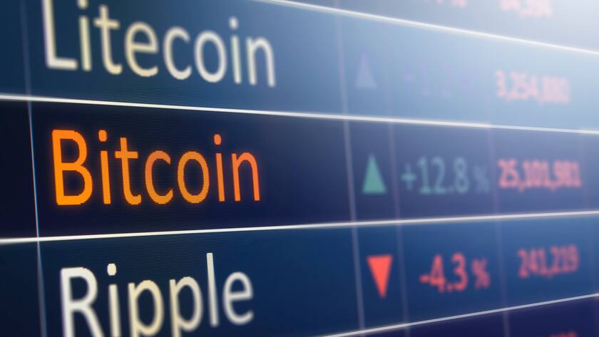 Blick auf eine Anzeigetafel, welche die Kurse von Litecoin, Bitcoin und Ripple ausweist.