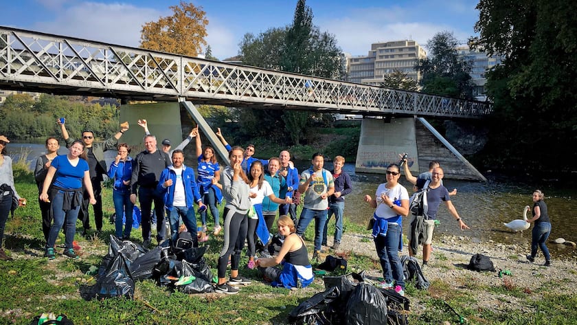 Corporate Volunteering ist im Trend, beispielsweise mit Aufräumarbeiten.