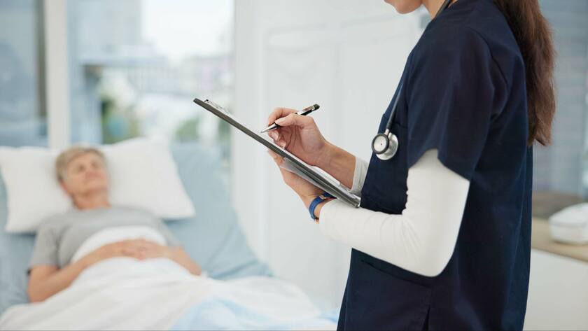 Checklist, hospital and bed with nurse writing healthcare information, clinic charts and senior patient progress. ADN expert, professional person or doctor hands with clipboard for medical report. ,model released, Symbolfoto PUBLICATIONxINxGERxSUIxAUTxONLY Copyright: xZoonar.com/KasperxRavlox 20874761 ,model released, Symbolfoto ,property released