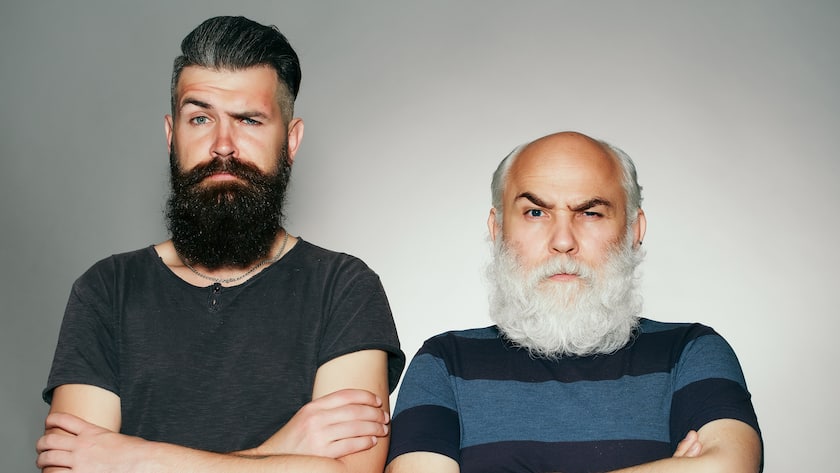Solidarität hat in der zweiten Säule nur wenig zu suchen Old and young bearded men with long beard white and brown and raised eyebrow in studio on grey background