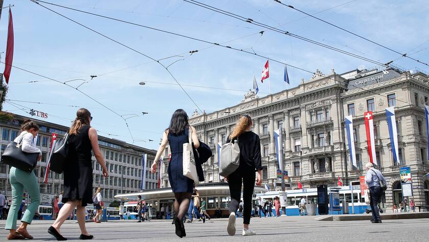 Foto Manuel Geisser 30.07.2021 Z¸rich : Paradeplatz Z¸rich mit den Banken UBS und Credit Suisse *** Photo Manuel Geisser 30 07 2021 Zurich Paradeplatz Zurich with the banks UBS and Credit Suisse