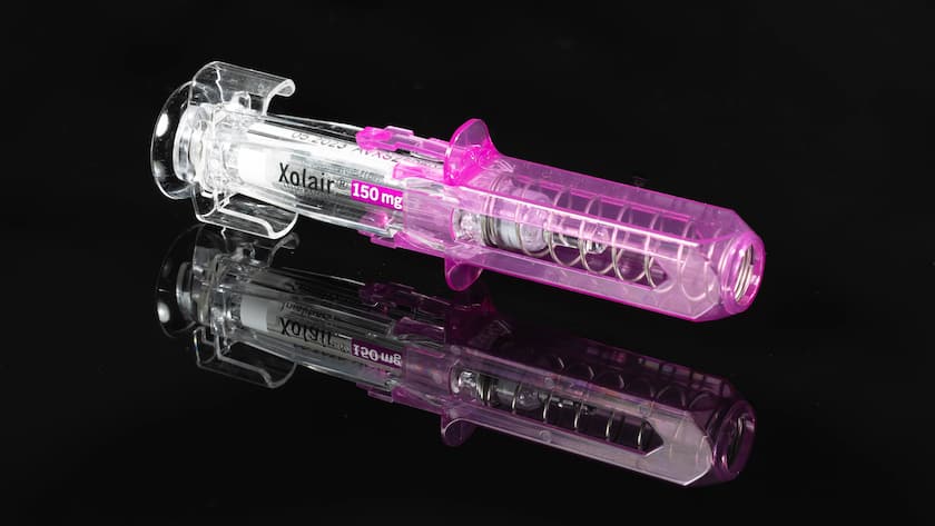 Redaktionell: Xolair Fertigspritze von Novartis. Redaktionell: Xolair Fertigspritze von Novartis auf schwarzer Glasplatte. Copyright: xBEAUTIFULxSPORTS/KJPetersx