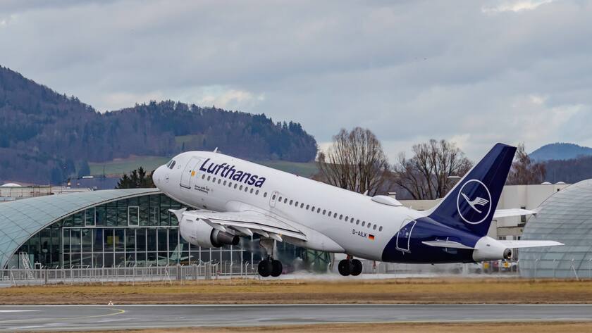 salzburg, austria, 19 feb 2022, Airbus A319-114, d-ailk operated by lufthansa starting at the airport in front of hangar 7 *** salzburg, österreich, 19. feb 2022, Airbus A319 114, d ailk operated by lufthansa ab Flughafen vor Hangar 7 Copyright: xWolfgangxSimlingerx