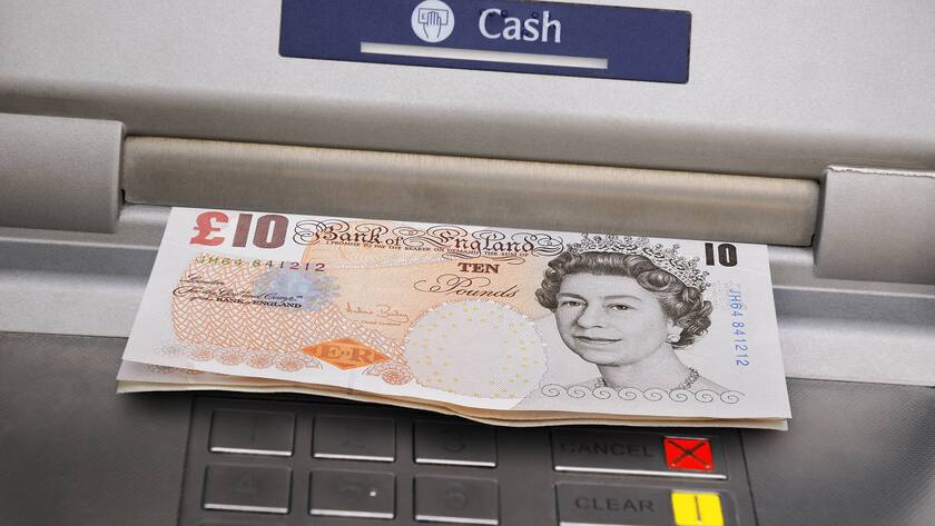 Ein 10-Pfund-Schein kommt aus dem Bankomat.