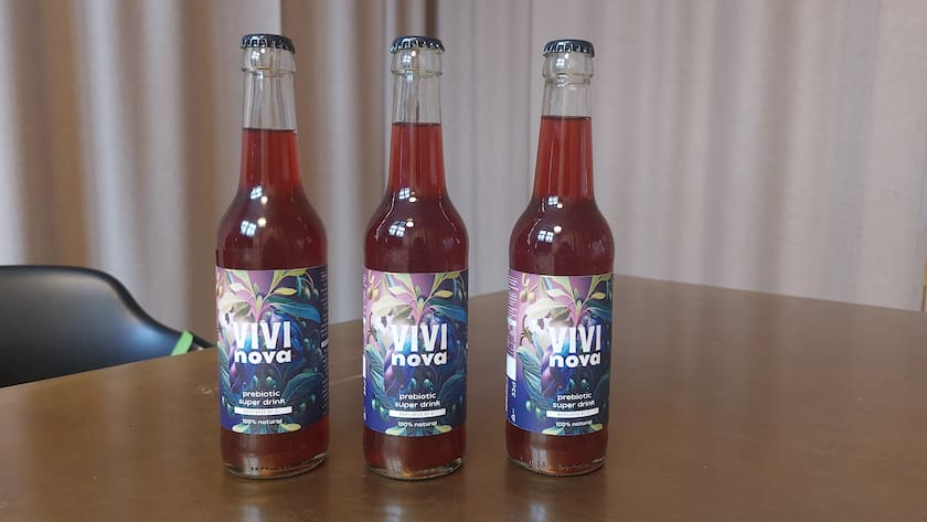 Verkauft wird es in Dosen: Für die Degustation hat Vivi Kola das Beeren-Soda in Flaschen zubereitet..