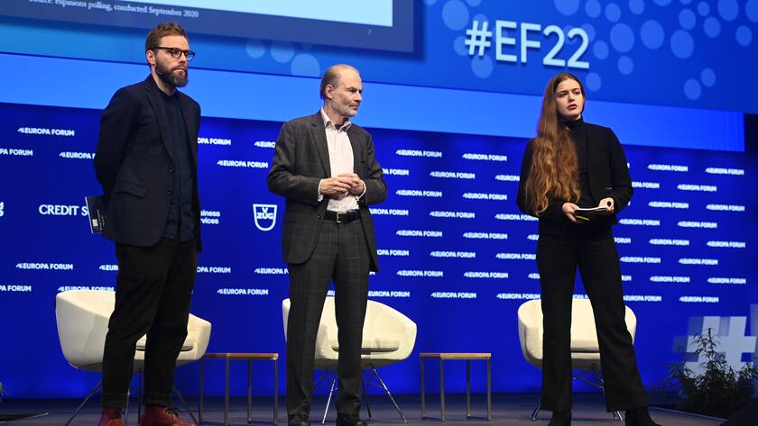 Timothy Garton Ash mit zwei Millennials auf der Bühne des Europa Forums