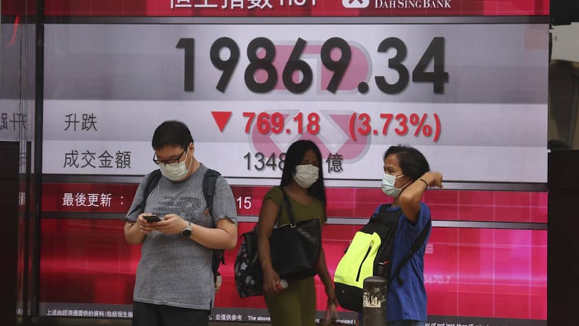 April 25, 2022, HONG KONG, CHINA: People passing by the HSI display at Central The Hang Seng Index plunged 3.7 percent, or 769 points, to 19,869. 25APR22 SCMP/ HONG KONG CHINA - ZUMAs251 20220425_zin_s251_018 Copyright: xK.xY.xChengx