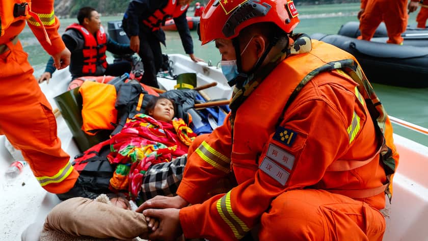 Retter evakuieren nach dem schweren Beben in Sichuan verletzte Dorfbewohner mit Booten.
