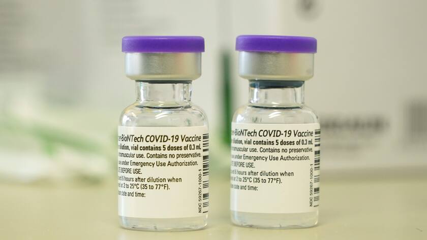 Im Bild sind zwei Impfdosen von Biontech zu sehen.