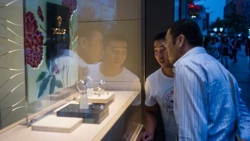 Rolex-Uhren werden in Beijing in einem Schaufenster von Passanten begutachtet.