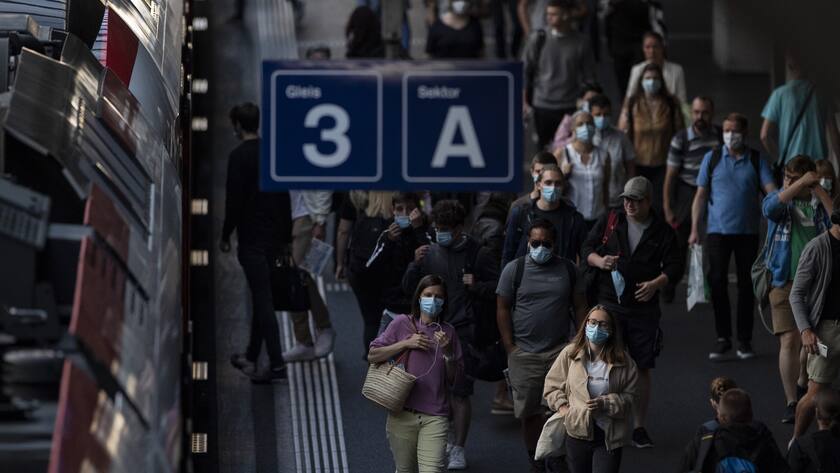 Die Zugsreisenden mit Schutzmasken verlassen einen Zug waehrend der Corona-Pandemie am Montag, 6. Juli 2020 im Bahnhof Luzern. Ab Montag, 6. Juli 2020, muessen schweizweit alle Passagiere in den oeffentlichen Verkehrsmitteln Schutzmasken gegen die Verbreitung des Coronavirus COVID-19 tragen. (KEYSTONE/Urs Flueeler)