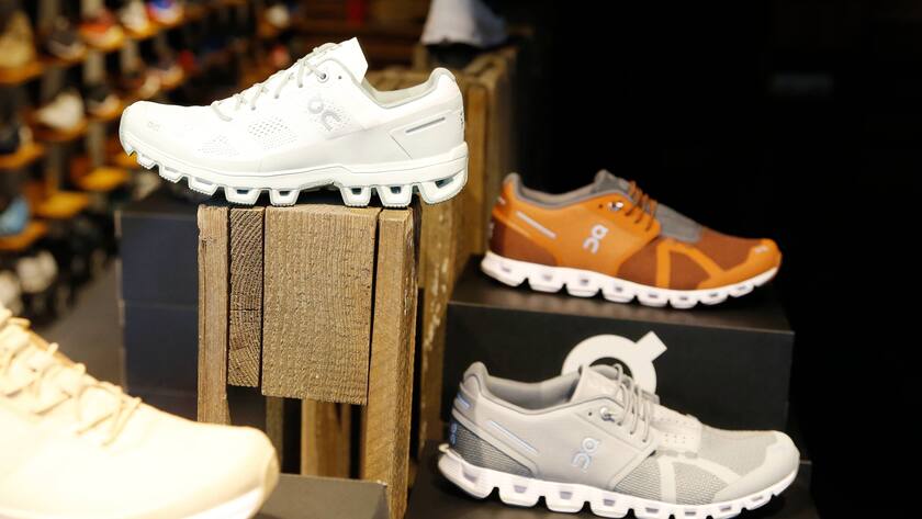 Foto Manuel Geisser 17.03.2021 : On Laufschuh in einem Sportgeschäft . Mitentwickler und Miteigentümer der Schweizer Laufschuhfima ist Tennis Ass Roger Federer *** Photo Manuel Geisser 17 03 2021 On running shoe in a sports shop Tennis ace Roger Federer is co-developer and co-owner of the Swiss running shoe company. PUBLICATIONxNOTxINxSUI