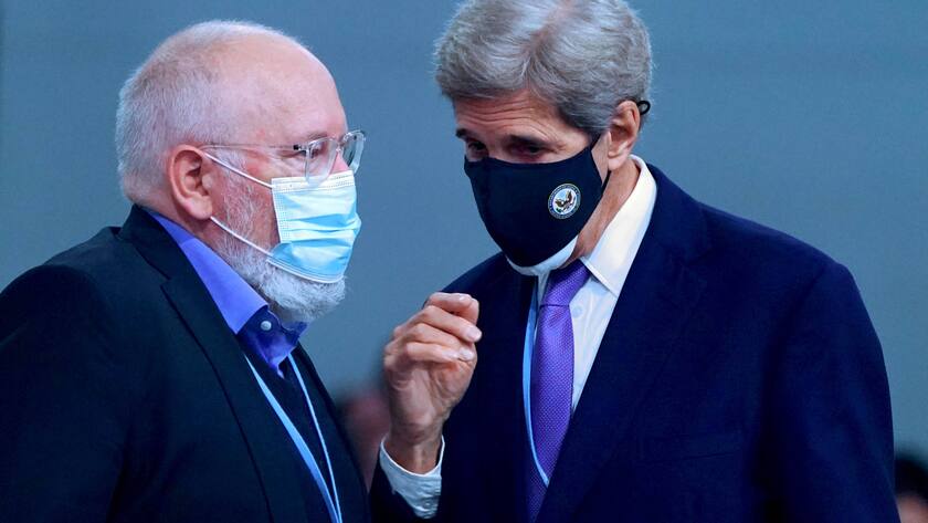 November 13, 2021, Glasgow, UK: US Special Presidential Envoy for Climate John Kerry right, ahead of an informal stock taking plenary session, during an overun day of the Cop26 summit in Glasgow. Picture date: Saturday November 13, 2021. Glasgow UK PUBLICATIONxINxGERxSUIxAUTxONLY - ZUMAp134 20211113_zba_p134_077 Copyright: xJanexBarlowx