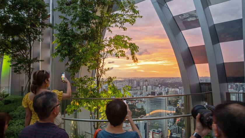 Besucher auf der Aussichtsterrasse des CapitaSpring in Singapur: Die neuen Lifte des Hochhauses kommen von Schindler.