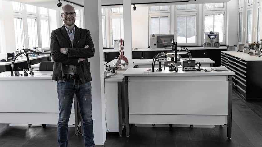 Jupp Philipp von der Uhrenmarke Fortis in seinem Atelier.