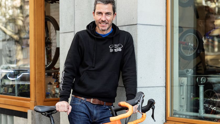 Backyard Zürich; Velogeschäft; Roger/Miteigentümer mit Open Gravel Bike; Mechaniker bei der Arbeit; Fotowand, Detail Startnummern etc.; alte Rennvelos; Kindervelo; Open Gravel Bike und Scott Nino Schurter vor Geschäft; altes Trikot mit Autogramm; Bonanza-Velo an der Decke; Lager im Keller mit grossem Vorrat (wegen Krise); div. Detail