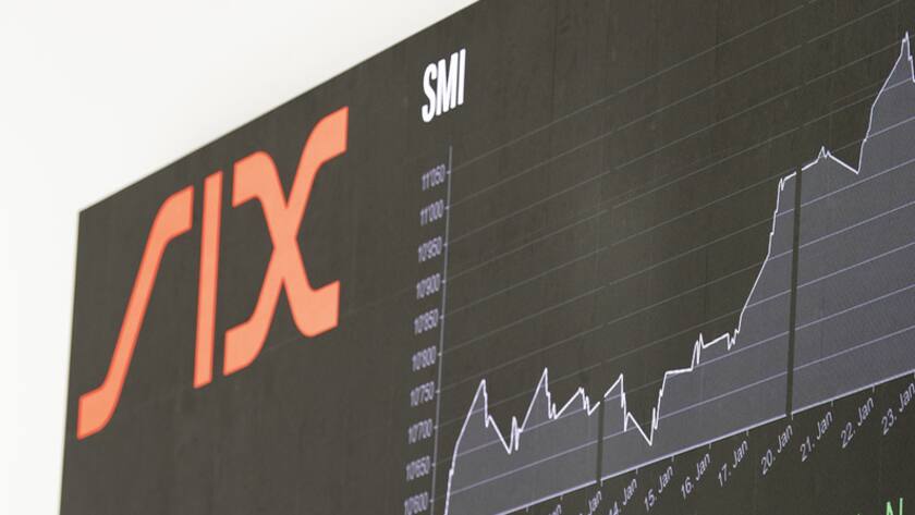 Schweizer Börse schwächelt zu Beginn der Woche – dafür legen Molecular Partners zu Aktuelle Kurse werden an einer LED-Wand im Eingangsbereich der Neuen Boerse Zuerich-West des SIX-Hauptsitzes an der Pfingstweidstrasse angezeigt, aufgenommen am Donnerstag, 6. Februar, in Zuerich. (KEYSTONE/Ennio Leanza)