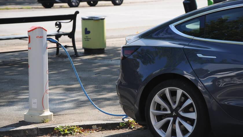 Der deutsche Energieriese Eon SE arbeitet mit dem Elektroauto-Startup Nikola Corp. zusammen, um ein europaweites Wasserstoff-Tankstellennetz für brennstoffzellenbetriebene Lastkraftwagen aufzubauen.