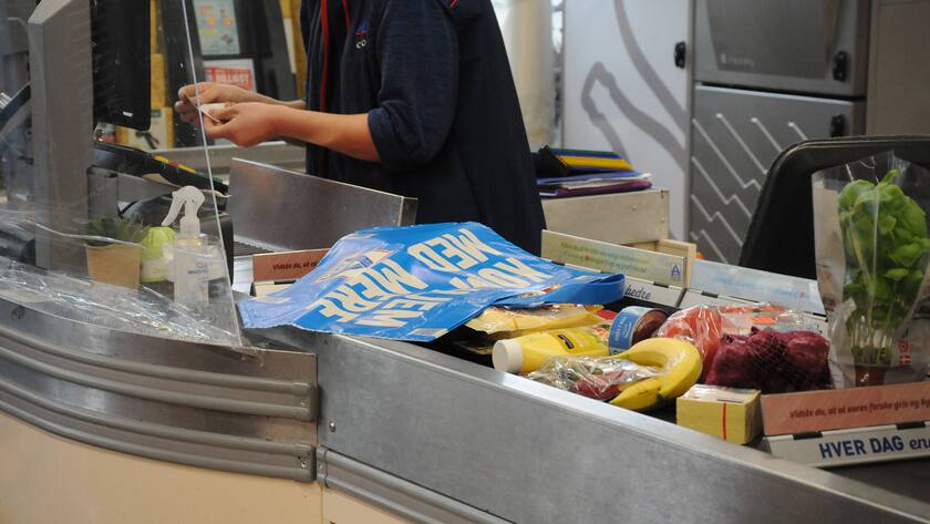 Förderband auf Aldi-Kasse voll mit Essen.