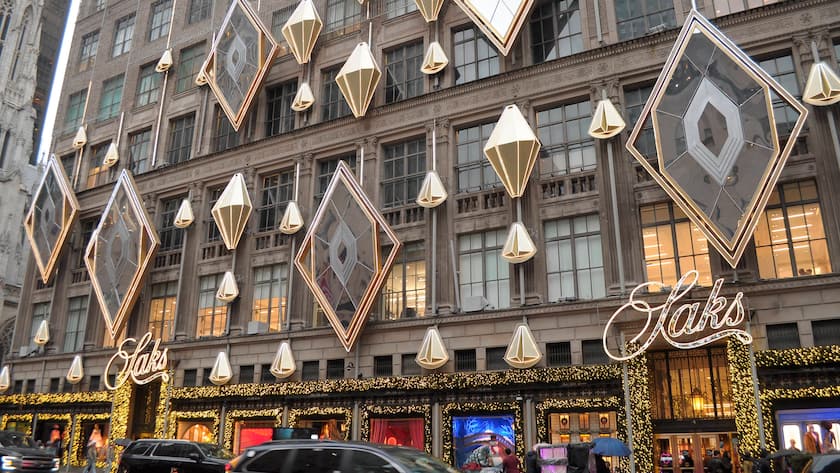 Daily Life in New York City, US - 25 Nov 2025 Saks Fifth Avenue is seen in Manhattan, New York City. New York United States Copyright: xJiminxKimx/xSOPAxImagesx JKIM_daily_life_nyc_nov_25_25_DSC6627.jpeg