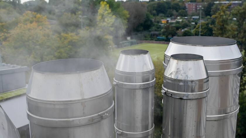 Kamine einer deutschen Gasheizanlage in Hamburg: Der Winter in Europa droht kalt zu werden.