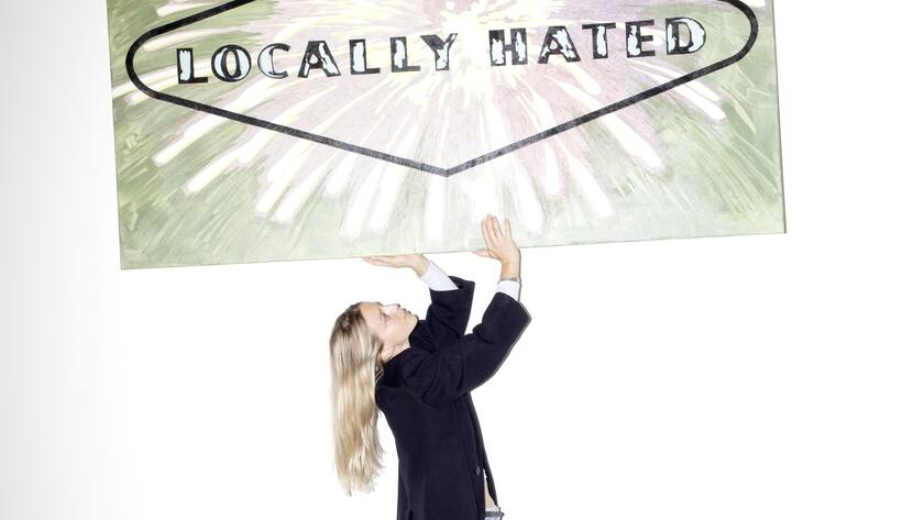 Die Künstlerin mit einem ihrer Werke.