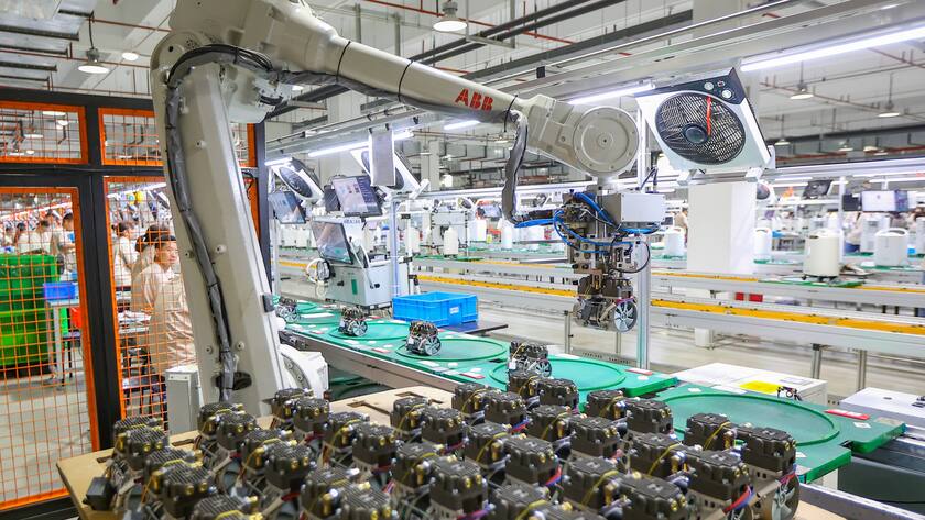 ABB verliert das Wettrennen gegen die Asiaten Ein ABB-Roboterarm arbeitet am 15. Juli 2022 in einem Fertigungsunternehmen in Changzhou, Provinz Jiangsu, China.
