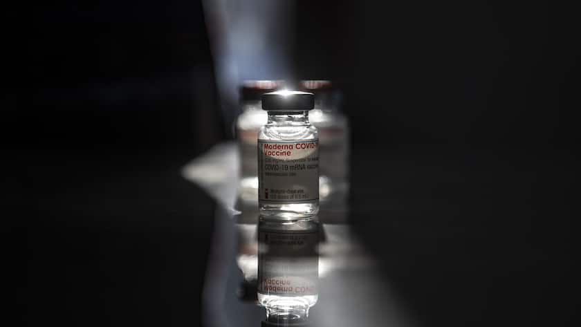 Eine Ampulle mit dem Covid-19 Impfstoff von Moderna, am Sonntag, 31. Januar 2021, in Lugano. (KEYSTONE/Ti-Press/Pablo Gianinazzi)