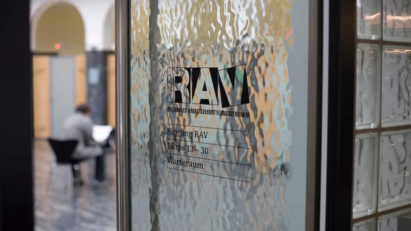 Basel, 7.4.2009, Regionales Arbeitsvermittlungszentrum RAV, Themenbilder fuer Arbeitslosigkeit. (KEYSTONE/Christoph Stulz)