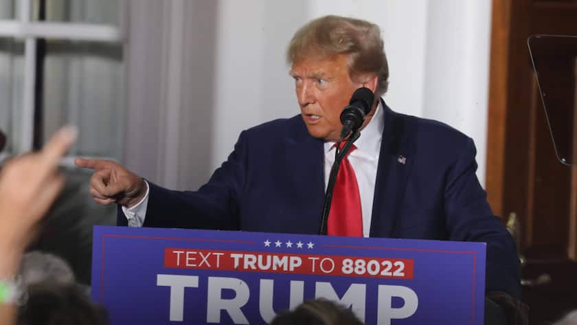 Syndication: The Record Bedminster, NJ- June 13,2023 -- Former President Donald Trump spoke to a crowd of supporters outside the clubhouse of his Trump National Golf Club in Bedminster, NJ, hours after he was arraigned in Miami. , EDITORIAL USE ONLY PUBLICATIONxINxGERxSUIxAUTxONLY Copyright: xChrisxPedota,xNorthJersey.comx 20886437