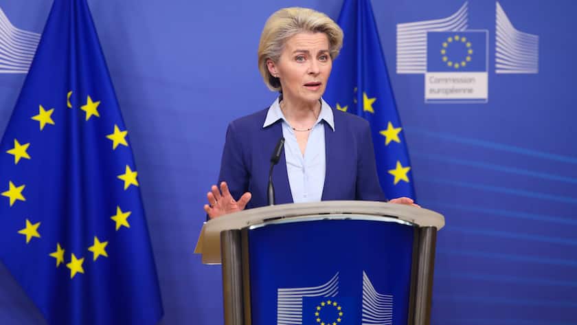 220222 -- BRUSSELS, Feb. 22, 2022 -- European Commission President Ursula von der Leyen makes a statement on the Ukraine issue in Brussels, Belgium, on Feb. 22, 2022. The European Union EU is ready to take further action against Russia if it continues to escalate the crisis, von der Leyen warned here on Tuesday. BELGIUM-BRUSSELS-EU-VON DER LEYEN-UKRAINE-CRISIS ZhengxHuansong PUBLICATIONxNOTxINxCHN