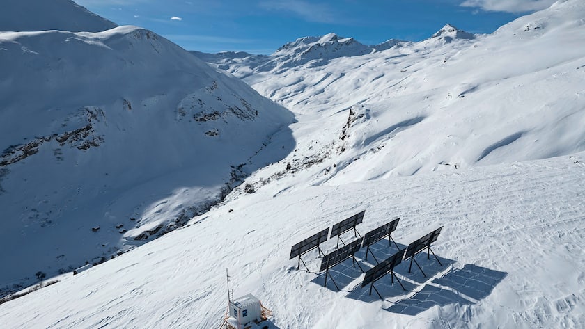 Blick auf die Testanlage «Tschers» des geplanten Grossprojektes Nandro-Solar des Elektrizitaetswerk der Stadt Zuerich EWZ.