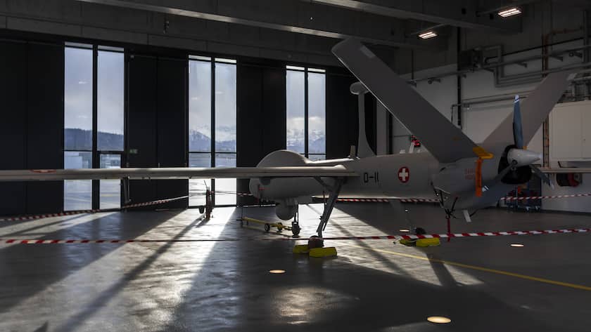 Die Drohne Hermes 900 HFE fuer das Aufklaerungsdrohnensystem 15 (ADS 15) wird auf dem Militaerflugplatz in Emmen vorgestellt, am Montag, 9. Dezember 2019. (KEYSTONE/Georgios Kefalas)