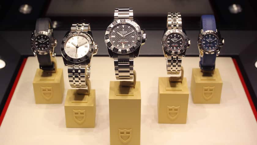 Uhrenmodelle von Luxusuhren der Marke Tudor ausgestellt.