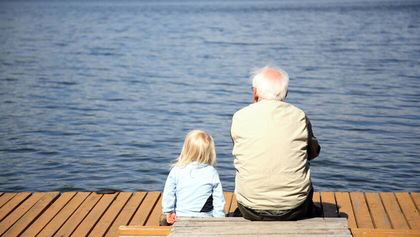 Opa und Enkel am See