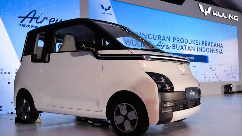 A Wuling Air EV car is pictured during the roll-out ceremony at Wuling s production factory in Bekasi, West Java province, Indonesia, Aug. 8, 2022. SAIC-GM-Wuling SGMW, a major Chinese automobile manufacturer, through its local unit SGMW Motor Indonesia Wuling, on Monday launched here its production of the electric vehicle in Indonesia, named Wuling Air EV. INDONESIA-BEKASI-CHINA-WULING AIR EV-ROLL-OUT CEREMONY XuxQin PUBLICATIONxNOTxINxCHN