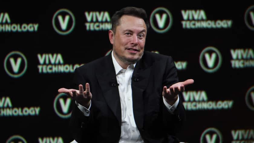 Elon Musk At The Viva Technology 2023 Fair - Paris Elon Musk and Publicis Groupe Chairman Maurice Levy speaks during the Viva Technology Vivatech 2023 Fair in Paris France on June 16, 2023. Photo by Alain Apaydin/ABACAPRESS.COM Paris France PUBLICATIONxNOTxINxFRAxSPAxUKxUSAxBELxPOL Copyright: xApaydinxAlain/ABACAx 857255_019 ApaydinxAlain/ABACAx 857255_019