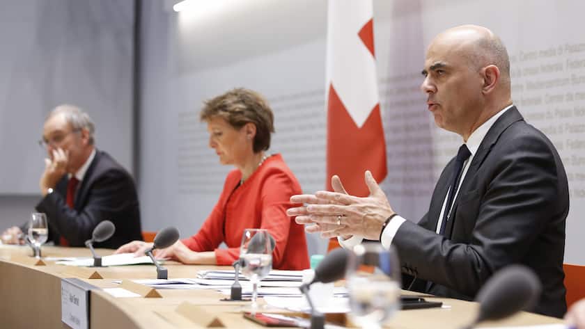 Bundesrat Alain Berset spricht neben Bundespraesidentin Simonetta Sommaruga und Bundesrat Guy Parmelin waehrend einer Medienkonferenz des Bundesrates ueber die Situation des Coronavirus, am Donnerstag, 16. April 2020 in Bern. (KEYSTONE/Peter Klaunzer)