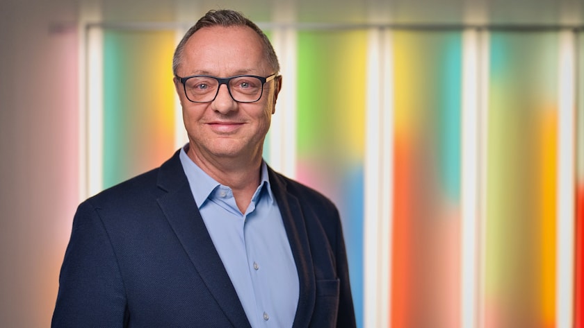 Das Kunstwerk von Pe Lang ist ganz nach seinem Geschmack: Peter Kappeler, CEO von Pax.