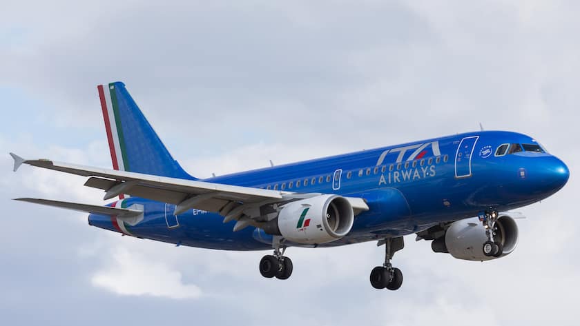 Ein ITA Airways Airbus A319 landed am Heathrow Airport (Photo by Robert Smith/MI News/NurPhoto via Getty Images)